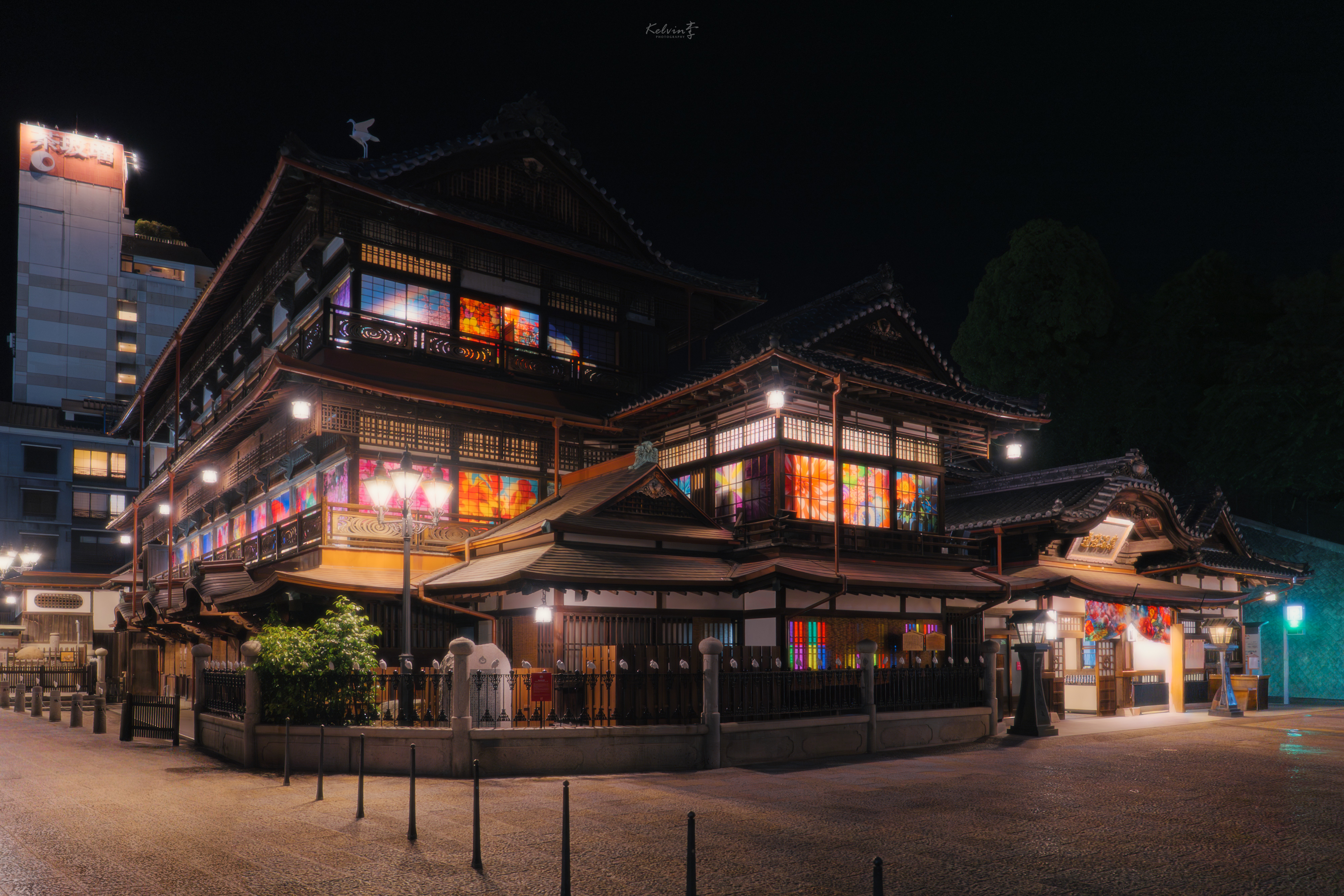 色とりどりの光が窓を彩る、夜の道後温泉。